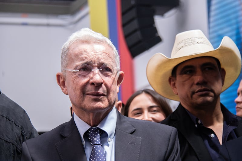 Alvaro Uribe Velez y Alirio Barrera