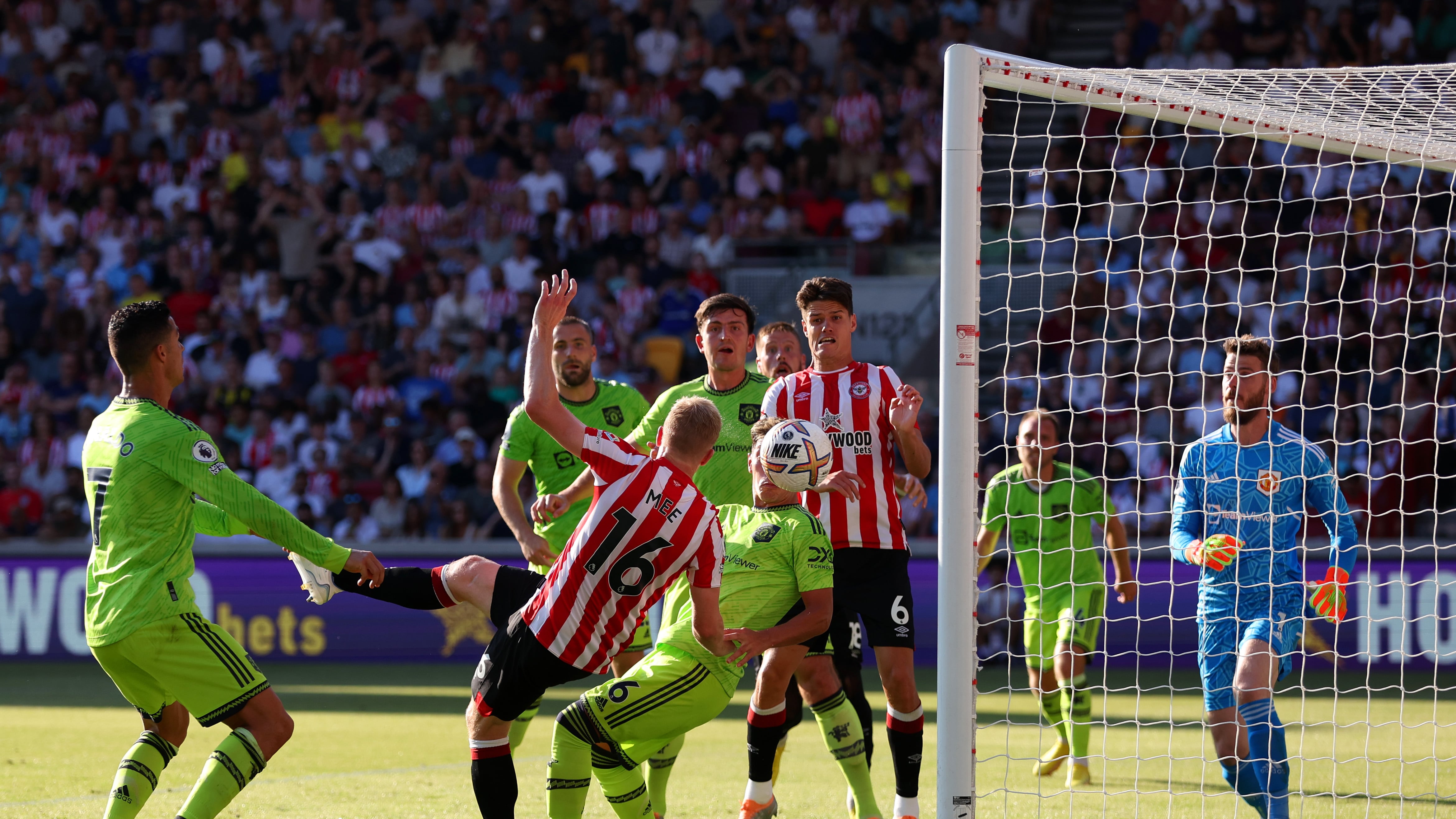 Brentford FC v Manchester United - Premier League