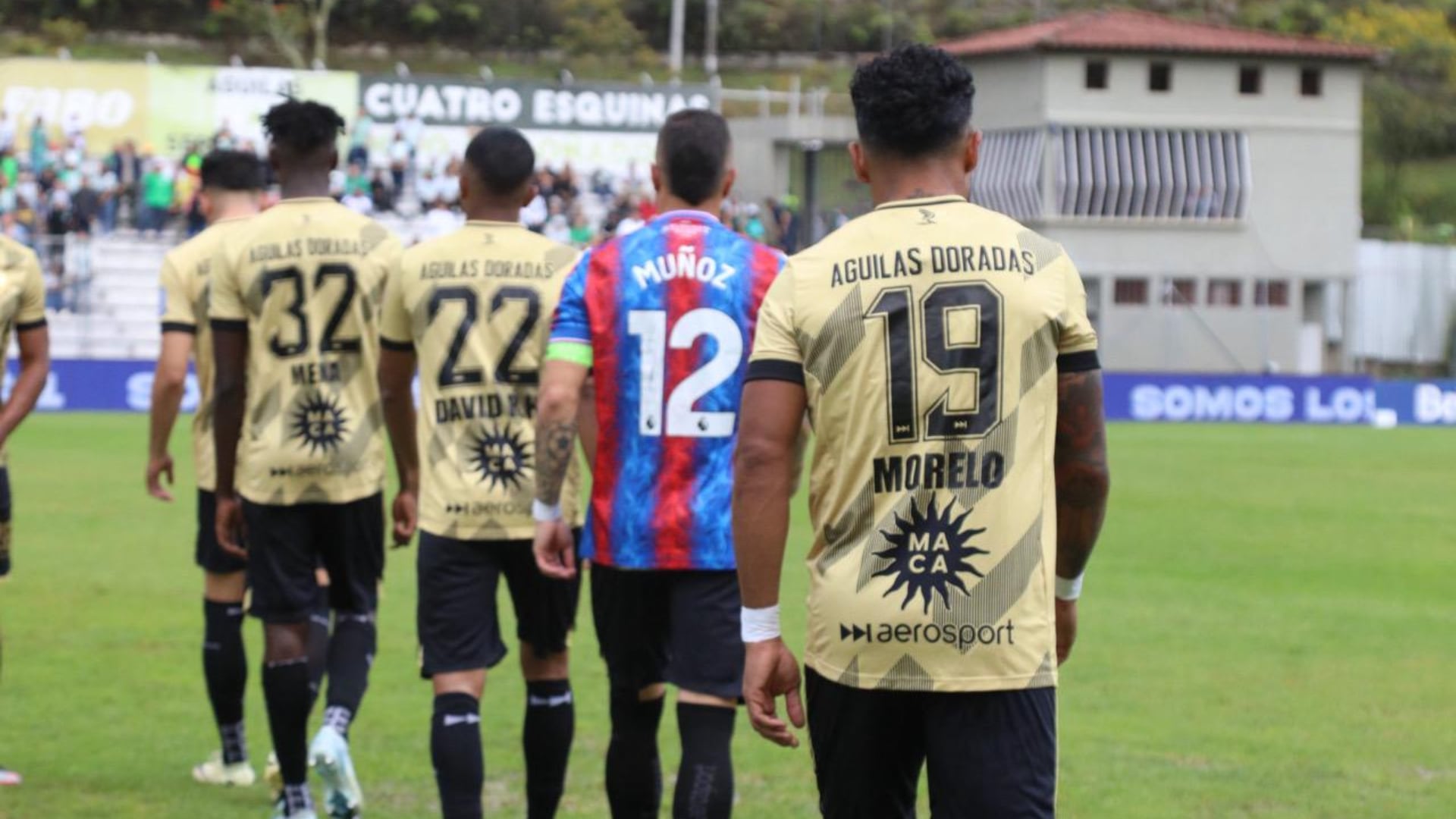 Futbolista de Águilas Doradas salió con camiseta del Crystal Palace al partido contra Atlético Naciona
