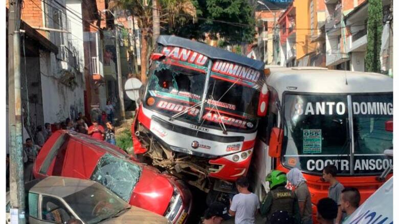 Choque de buses en Medellín.