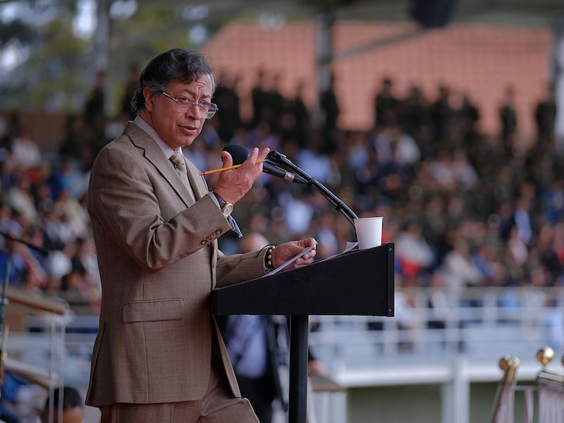 “Colombia está entre los países que menos pagan impuestos por consumo de alcohol y nicotina”: Petro