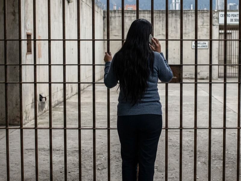 Empleada bancaria habría entregado información de clientes a extorsionistas que los llamaban desde la cárcel