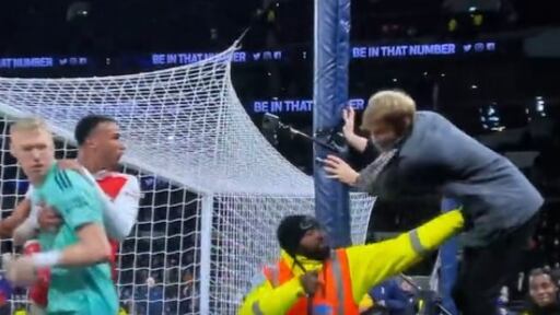 Aaron Ramsdale del Arsenal vs un aficionado del Tottenham