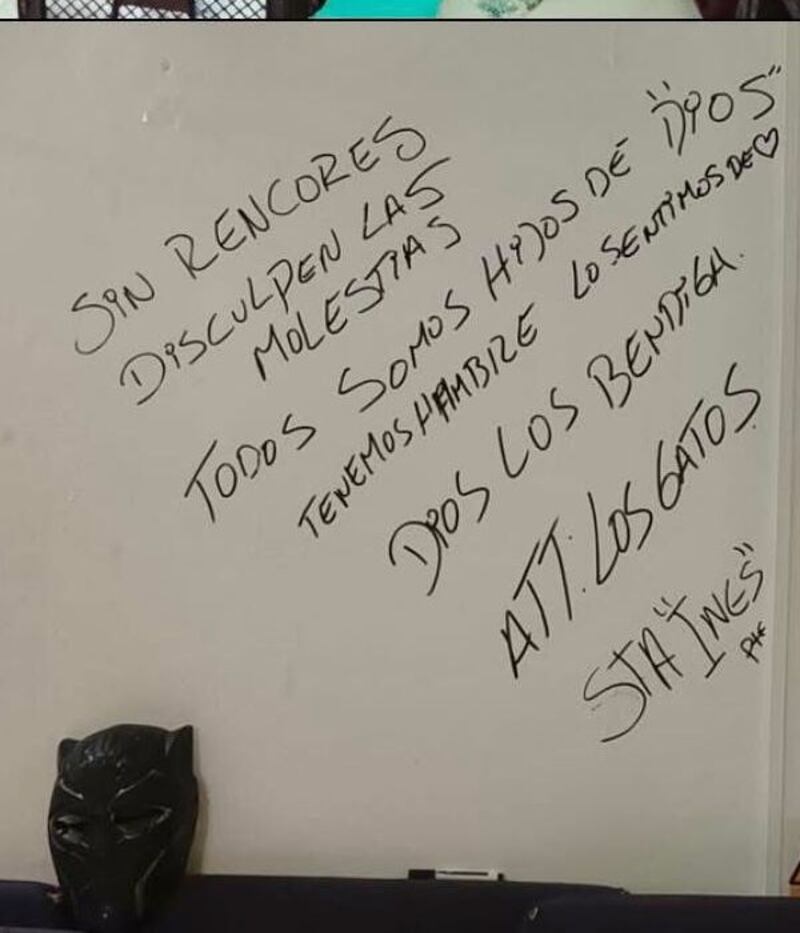 “Tenemos hambre, todos somos hijos de Dios. Atentamente, Los Gatos”.
