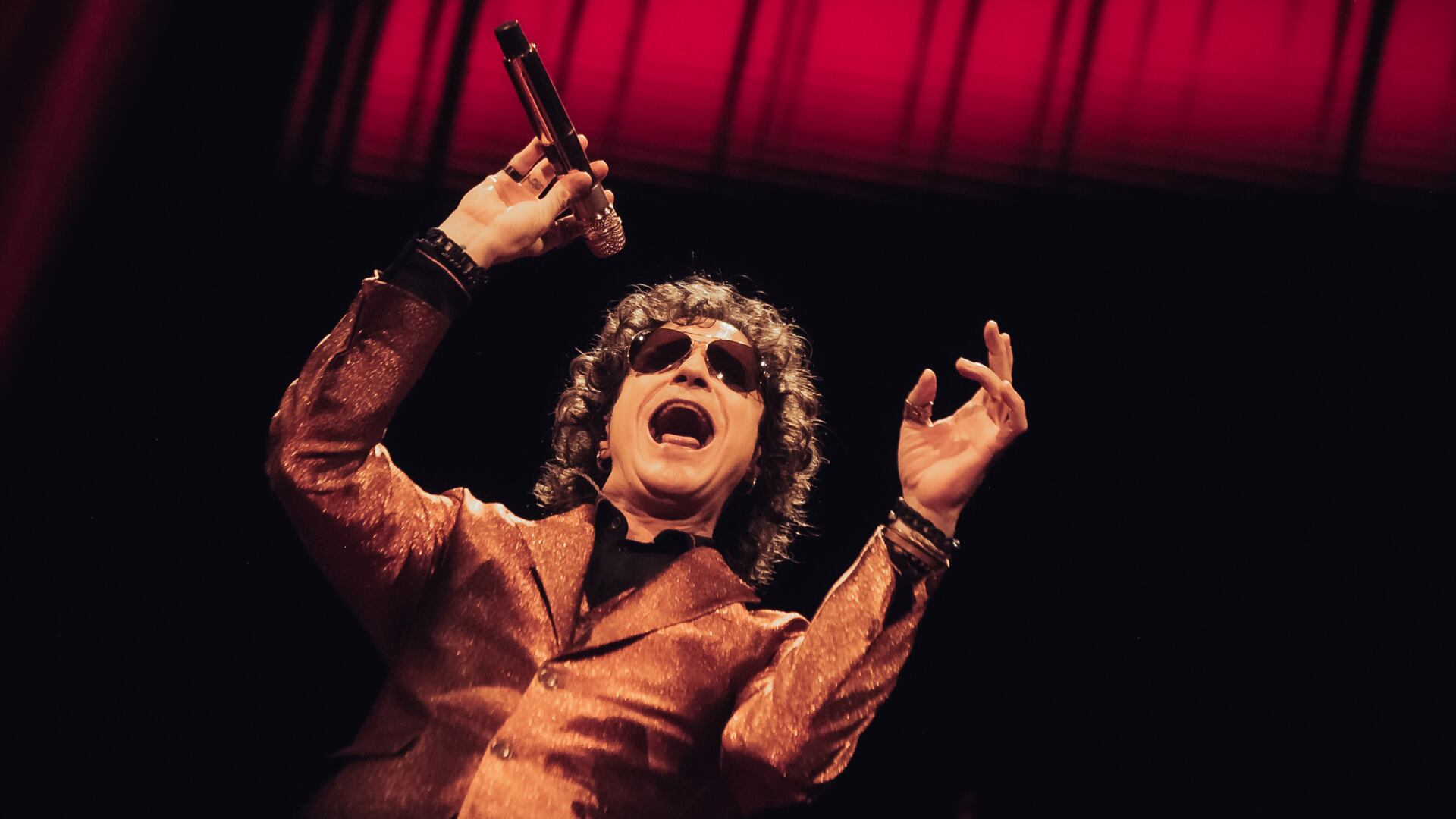 Enrique Bunbury desató su “Huracán Ambulante” en Bogotá: una noche de nostalgia, potencia y conexión