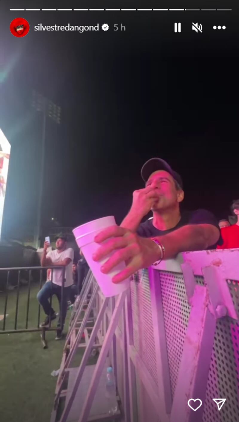 Silvestre Dangond paró su concierto en Barranquilla para saludar a Alex Char