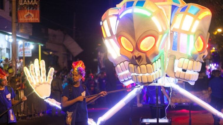 Farol iluminado en el desfile de Guacherna en Barranquilla.