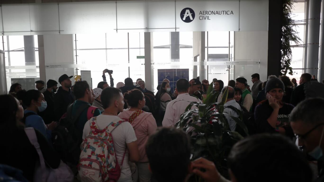 Pasajeros afectados por el cese de operaciones de Viva Air esperan soluciones por parte de la aerolínea y de la Aeronáutica Civil. Mientras tanto, cientos de personas esperan en los espacios públicos del Aeropuerto Internacional El Dorado en Bogotá.