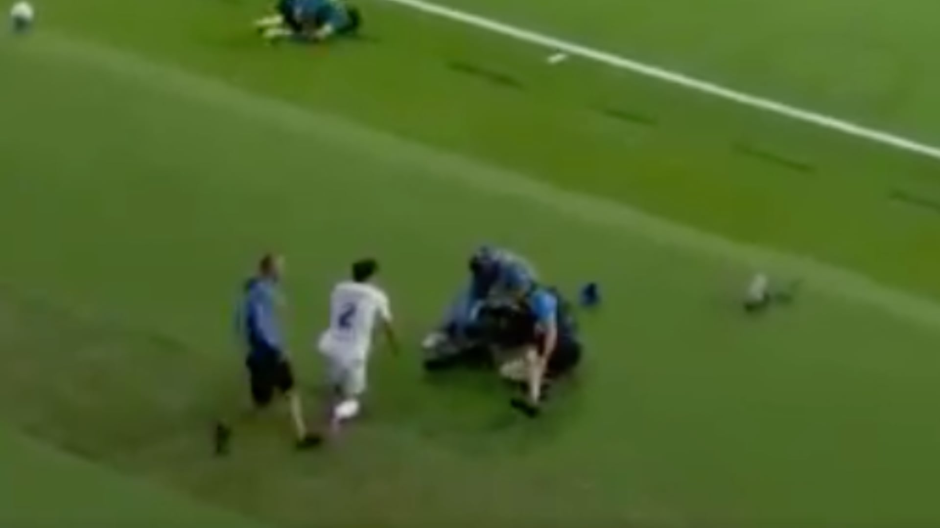 Así está el camarógrafo que salió en ambulancia tras choque con Khusanov en el Colombia vs. Uzbekistán
