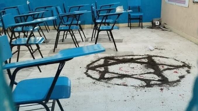 Foto de signos satánicos hallados en salón de clase.