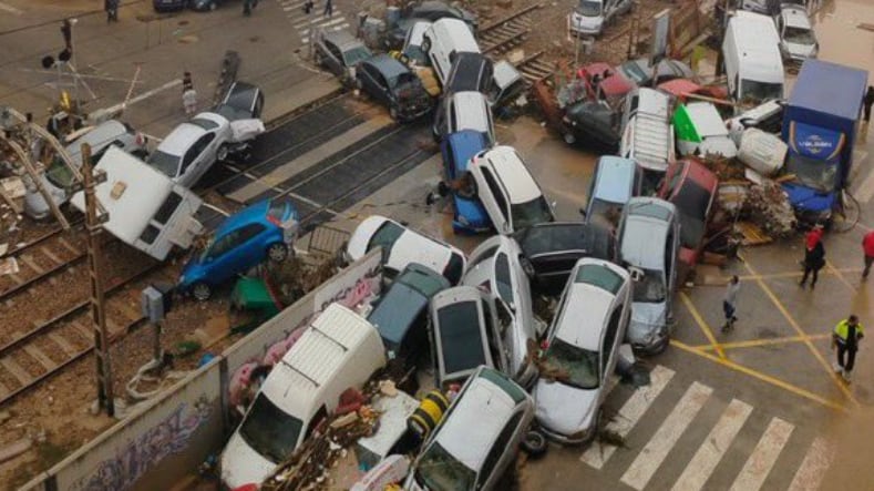 Así amanece Valencia España !!
Pueblos de Sedaví o Alfafar están completamente devastados.