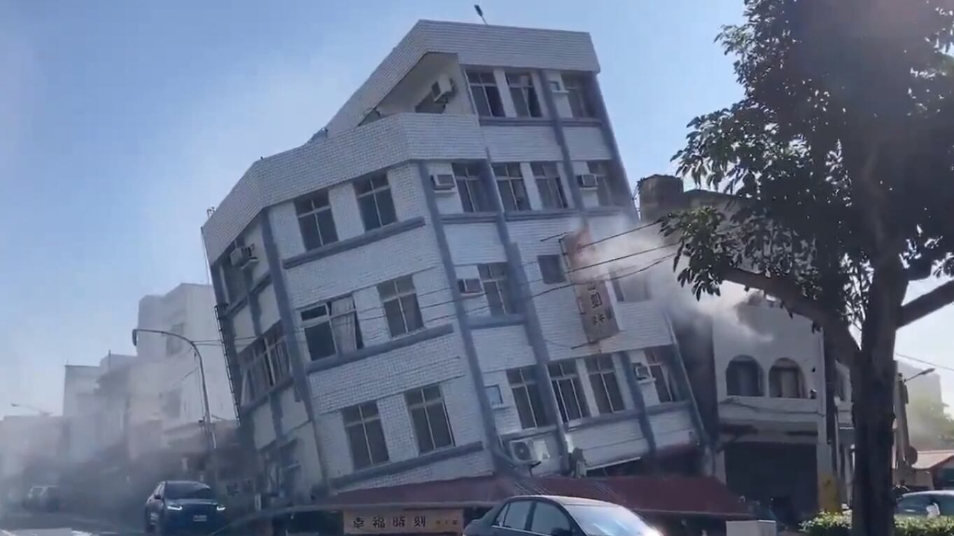 Colapsan edificios tras fuerte terremoto en Taiwán
