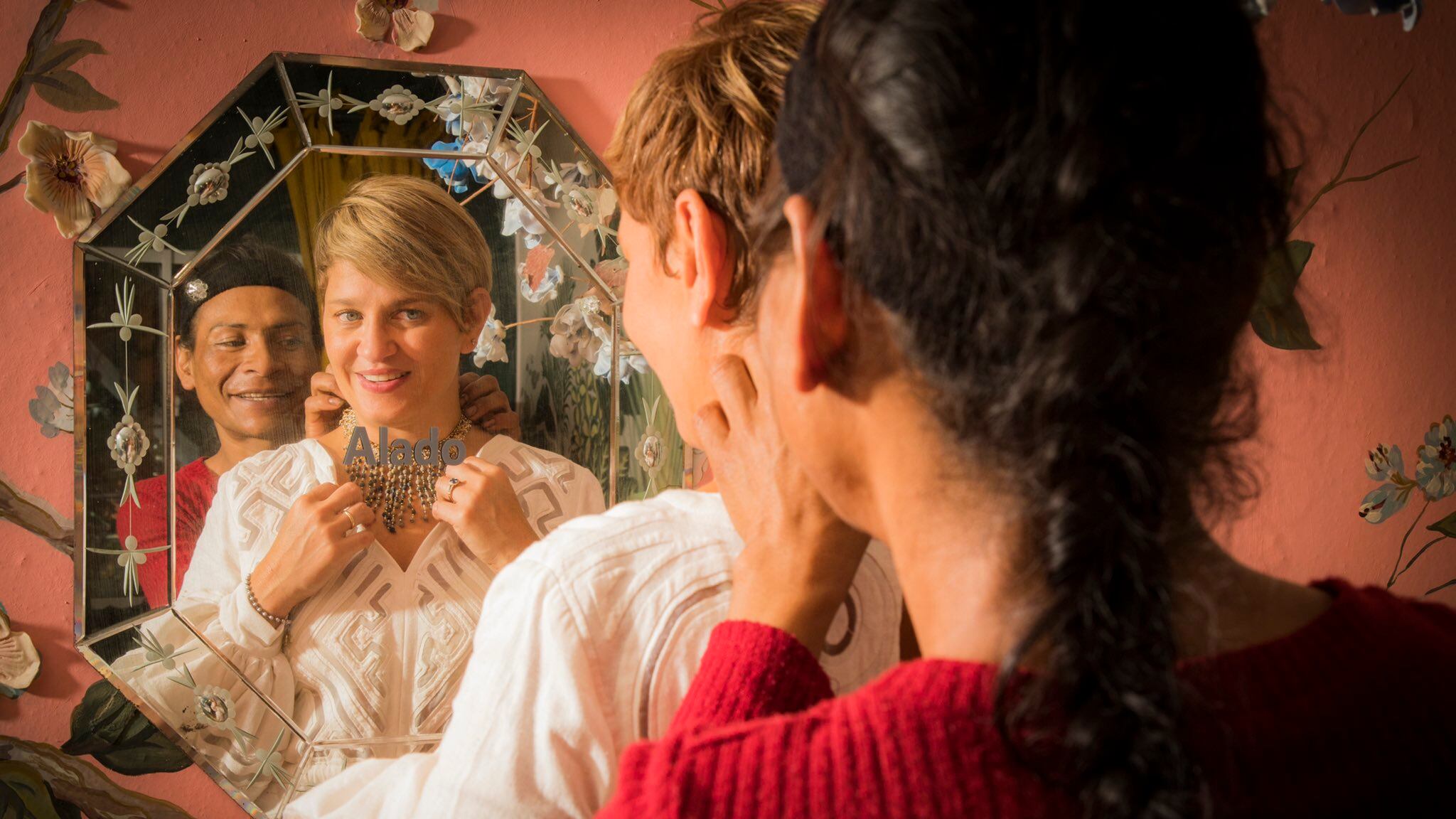 La primera dama, Verónica Alcocer, lució accesorios hechos por Pamela, mujer trans Embera.