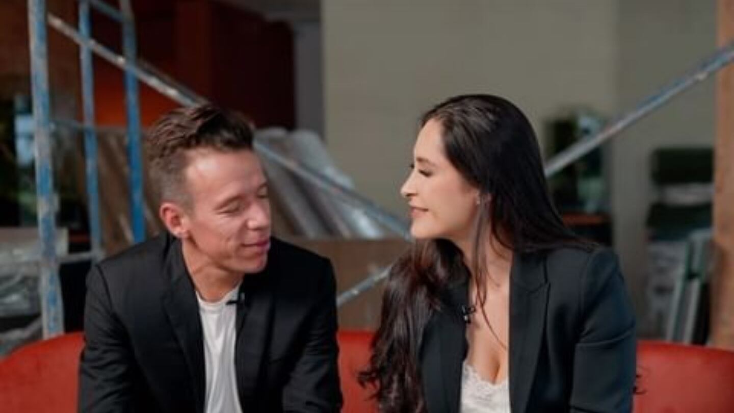 Así reaccionó la esposa de Rigo al verlo en tarima junto a Carlos Vives