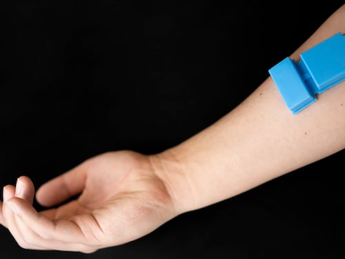 Este gadget monitorea la actividad muscular y funciona como interfaz hombre-máquina