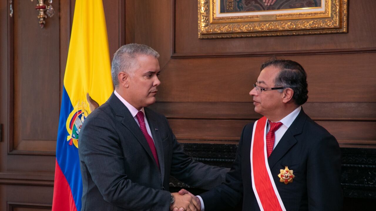 Condecoración de Iván Duque a Gustavo Petro antes de entregar el poder.