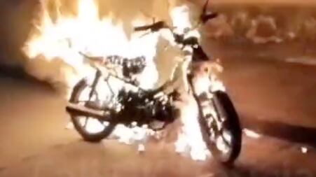 Una mujer le prendió fuego a una motocicleta en Marroquín, oriente de Cali.