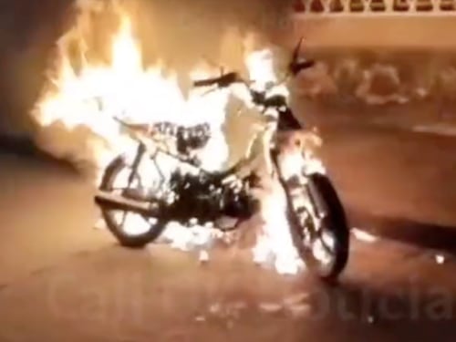 Con piedras y bombas molotov manifestantes atacaron a Policías en Usme: una motocicleta resultó quemada