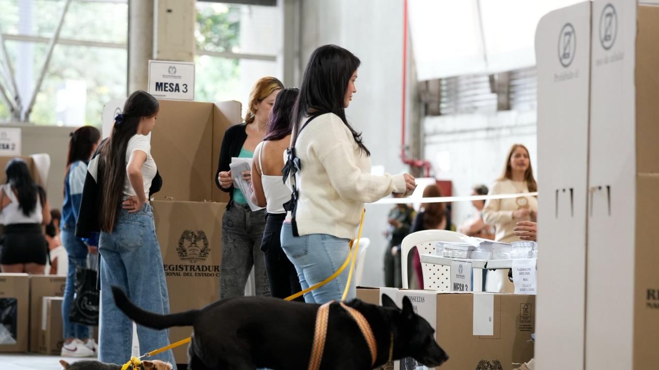 Imágenes de la jornada electoral en Antioquia: ciudadanos votando, jurados de mesa, puestos de votación y el conteo de votos al cierre de las urnas.