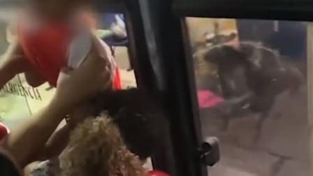 Un niño fue captado orinando desde la ventanilla de un bus en Barranquilla.