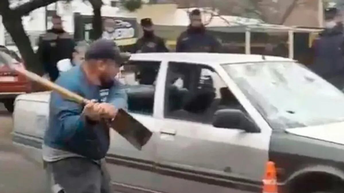 Hombre fuera de control destruye su auto a “palazos” tras no lograr evitar control policial
