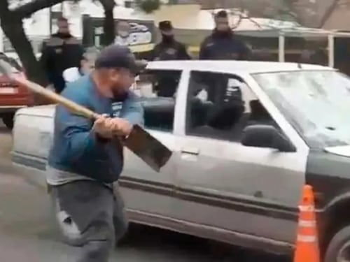 Hombre fuera de control destruye su auto a “palazos” tras no lograr evitar control policial