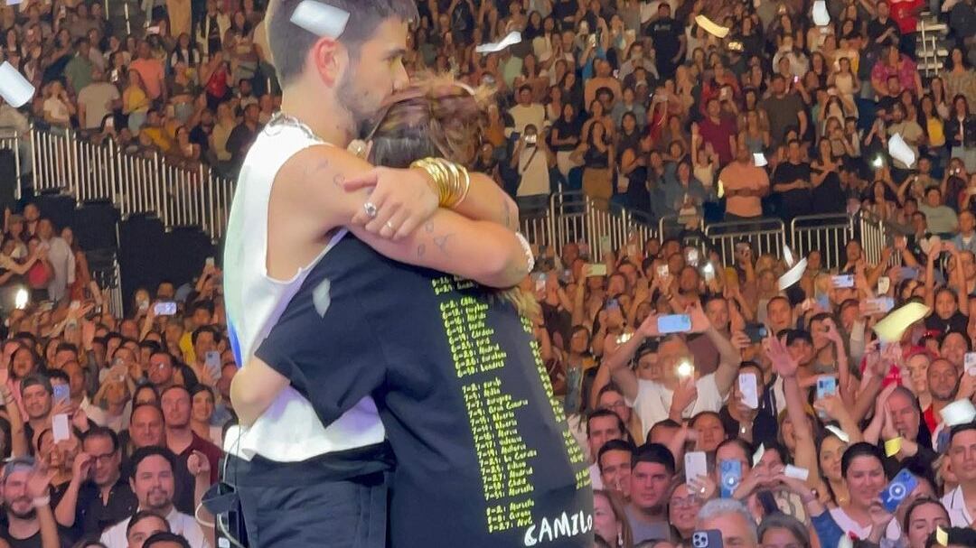 El cantante recibió un retrato de parte de una fanática venezolana con la imagen de Ruper y Ruzin.