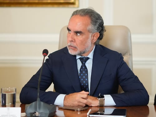 “Me cayó la roya”: ministro Armando Benedetti denuncia que encontraron un software espía en su celular