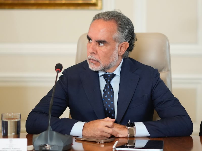 “Me cayó la roya”: ministro Armando Benedetti denuncia que encontraron un software espía en su celular