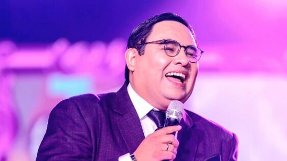 A esto se dedicaba el imitador de Gilberto Santa Rosa antes de dedicarse a la música