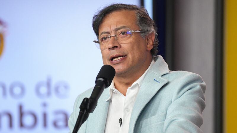 “Me descubrieron. ¡Qué vaina!”: Petro reaccionó a los memes creados por la chaqueta azul cielo que usó