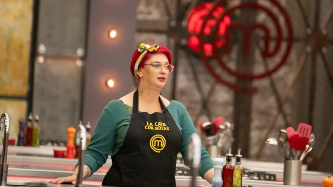 Durante el reto de eliminación de 'MasterChef Celebrity Colombia' la ahora exparticipante 'La Cata con Botas' hizo lo que no debía.