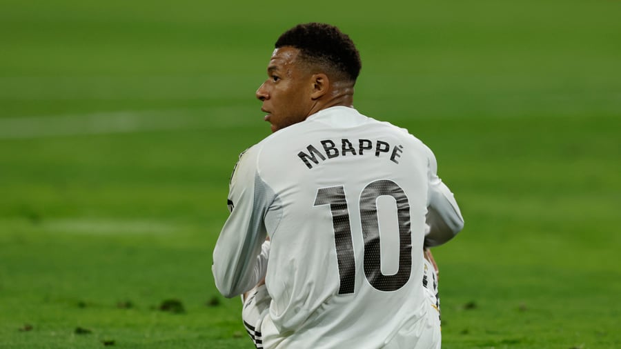 Kylian Mbappé, durante el encuentro correspondiente a la jornada 32 de Laliga que disputó el pasado viernes, contra el Betis, en el estadio de La Cartuja, en Sevilla. EFE/Julio Muñoz