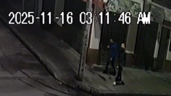 Foto del momento de un violento robo a un adulto mayor en Bogotá.