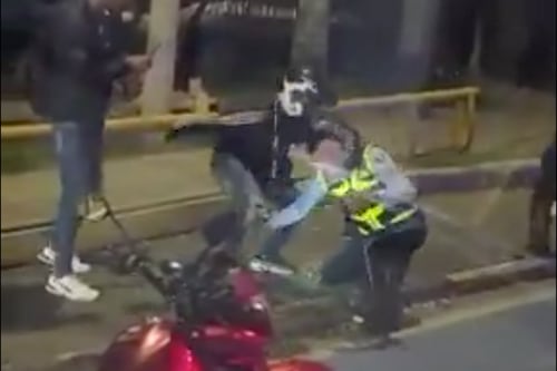 Impactante video: motociclista agrede brutalmente a agente de tránsito en pleno operativo de control en Cali