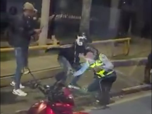 Impactante video: motociclista agrede brutalmente a agente de tránsito en pleno operativo de control en Cali