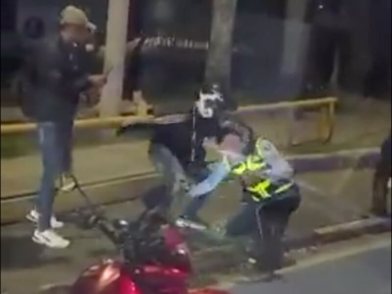 Impactante video: motociclista agrede brutalmente a agente de tránsito en pleno operativo de control en Cali