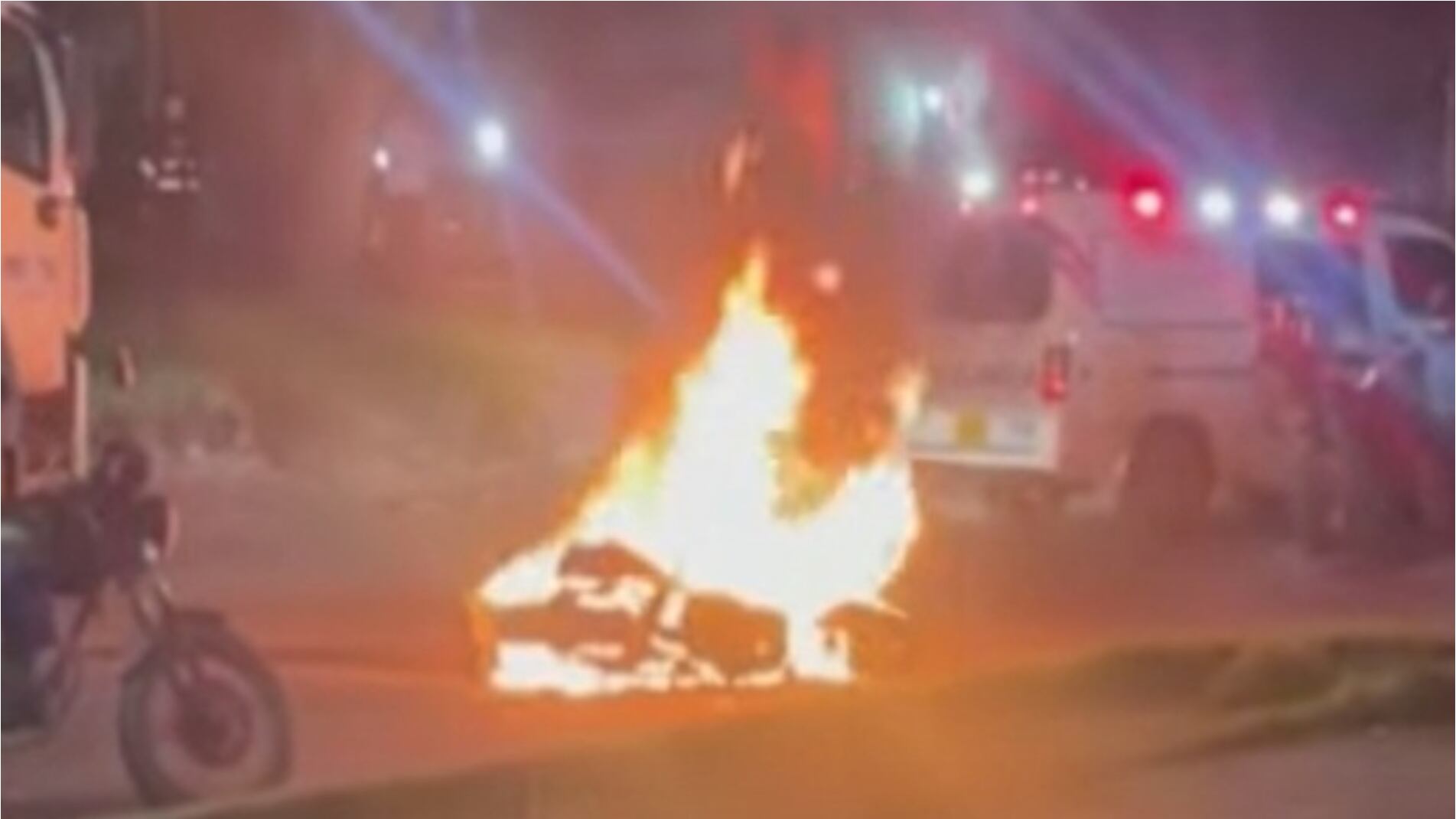 Vecinos queman moto tras robo en Ciudad Bolívar