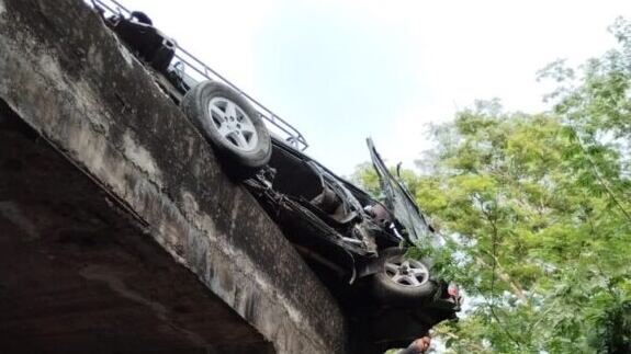 Bus de pasajeros casi cayó en cuneta en la vía.