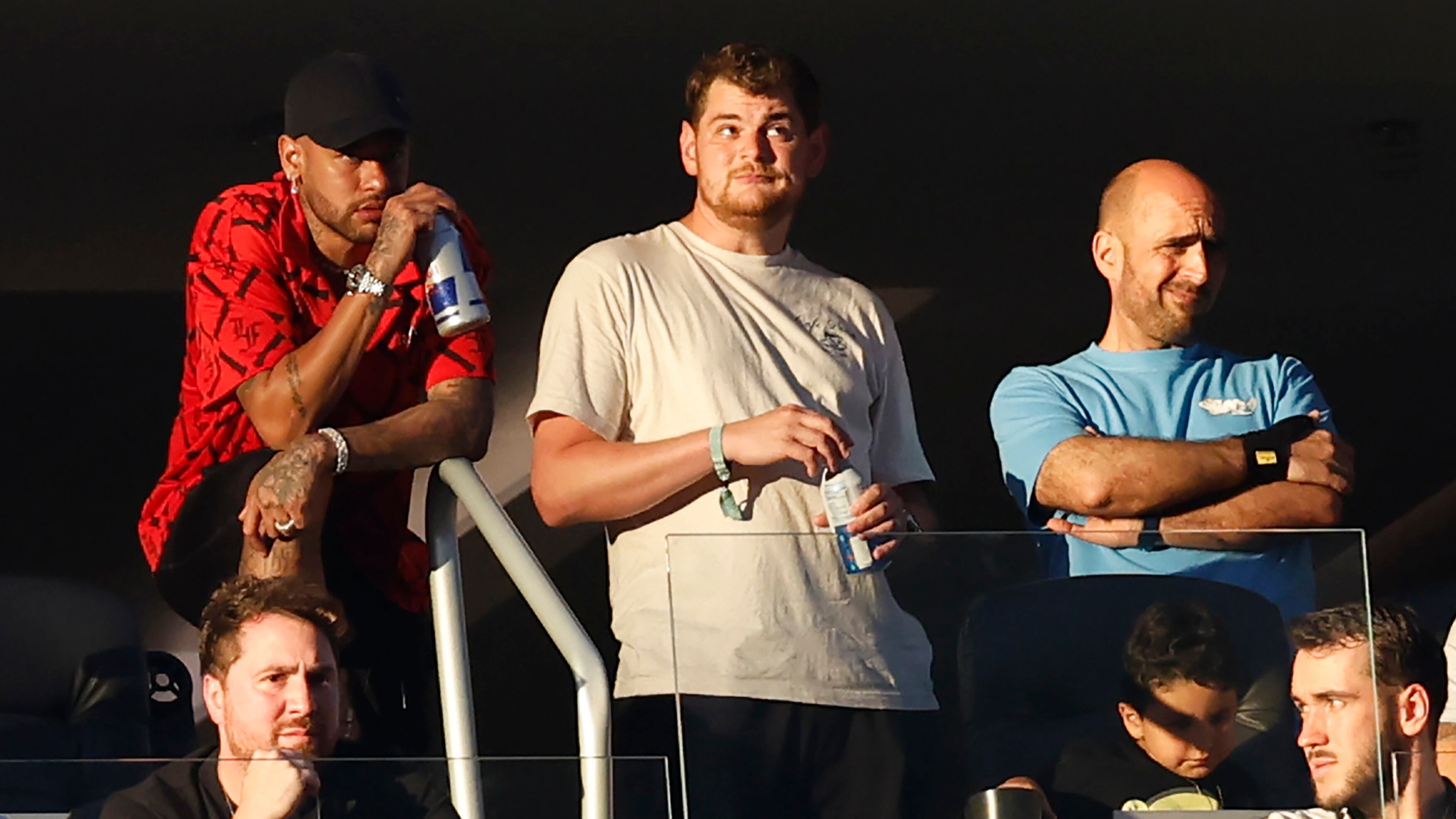 Neymar compró dos camisetas de Brasil en un semáforo