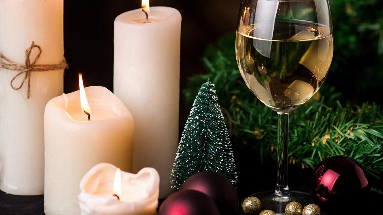 Foto cómo escoger un buen vino para sorprender a la familia en las celebraciones de fin de año.