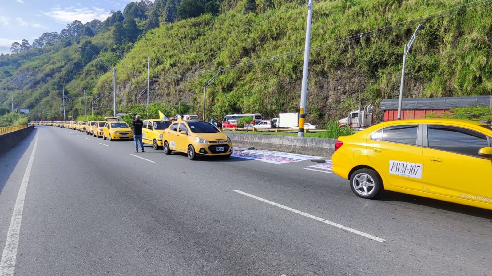 Foto: Caos en el tráfico en Medellín: Bloqueos y plan tortuga de taxistas en importantes vías.