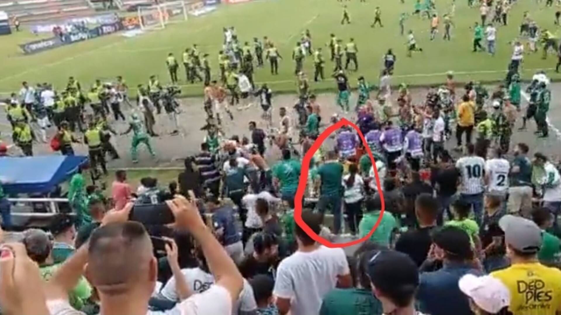 Le robaron el celular a un hincha del Cali en medio de la invasión al campo de Cortuluá