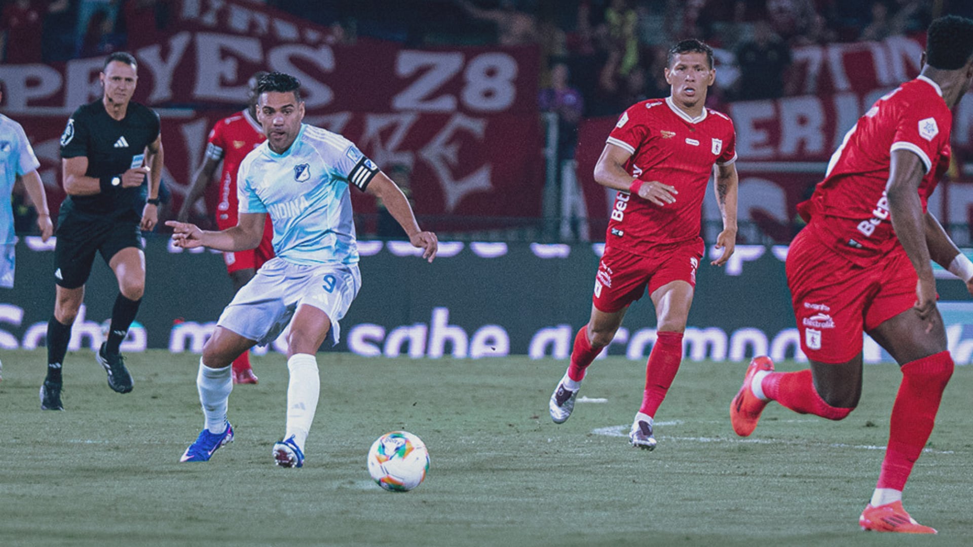 Se descalabró Falcao: Al ‘Tigre’ tuvieron que llevárselo en ambulancia del Pascual Guerrero después de un choque de cabezas