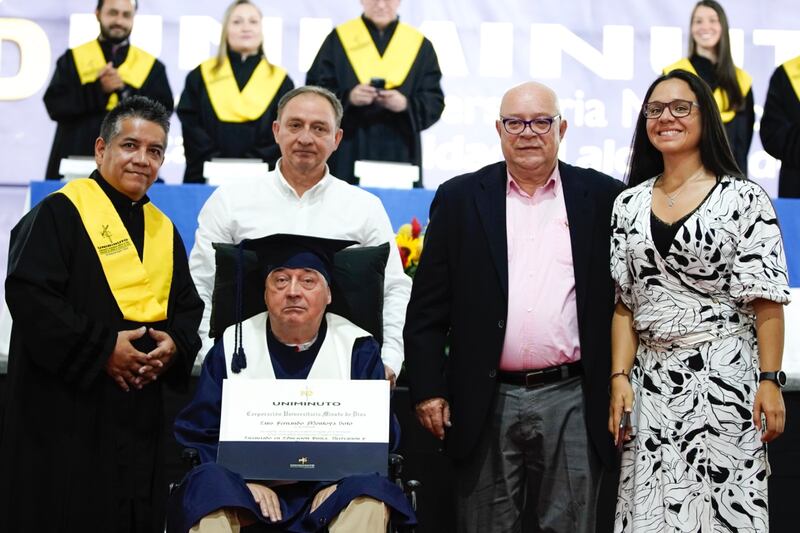 El Profe Montoya se graduó de la Universidad Minuto de Dios