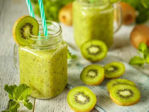 Aquí está la receta del jugo natural con kiwi y miel para tener una piel increíble