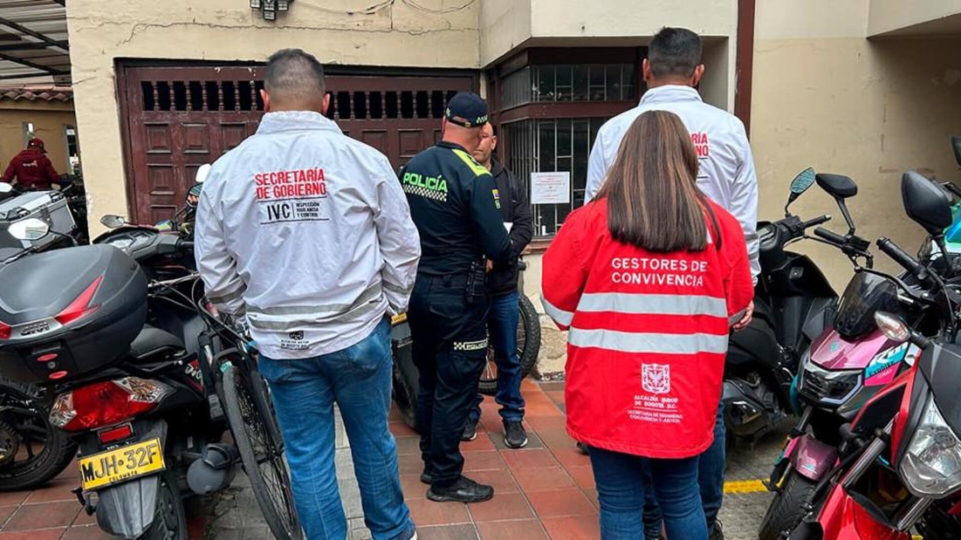 Autoridades cierran parqueaderos clandestinos en Usaquén: encontraron motos estacionadas en salas y patios de viviendas (Captura de: https://bogota.gov.co/ 24 de septiembre de 2025)