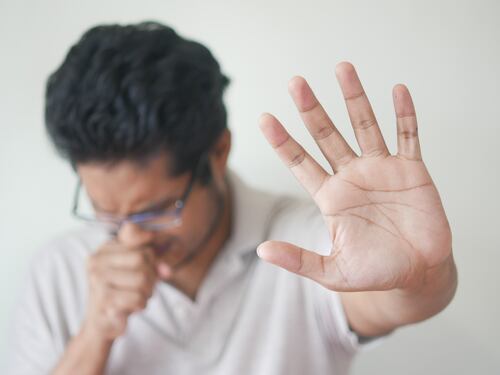 ¿Cómo diferenciar entre faringitis y dolor en la garganta por Covid-19?