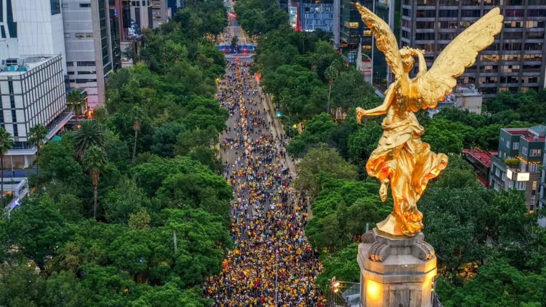 Foto la Tricolor ya juega fuera de la cancha: hinchas colombianos llenaron de fiesta el Ángel de la Independencia.