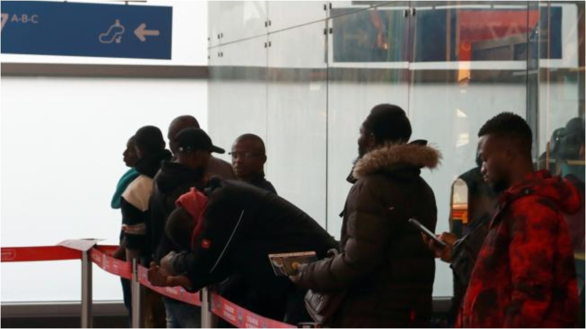 Africanos varados en El Dorado en Bogotá (Migración Colombia)